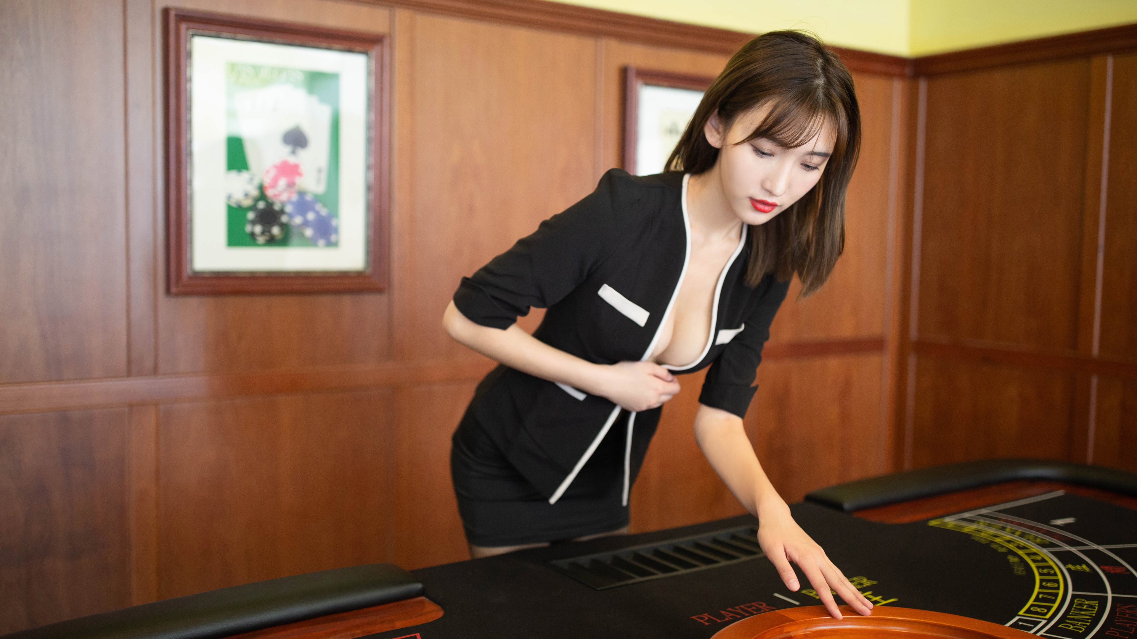 中国队在巴黎奥运会比赛中展现出高效的传球配合,奥运中国对巴西