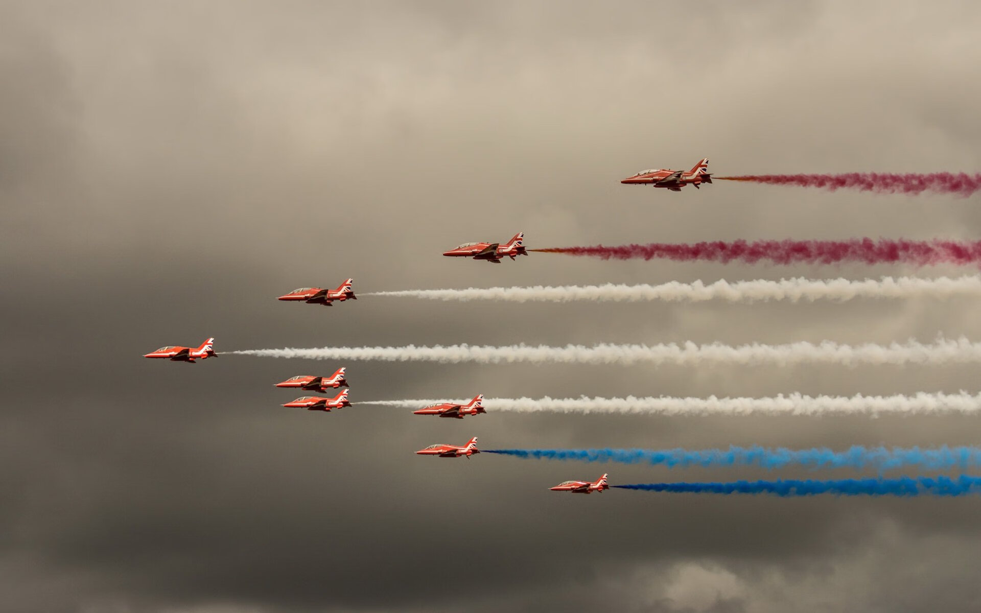 九游jiuyou-战火燃烧场上，红蓝对决引人窥探胜负离谱，红蓝色火焰